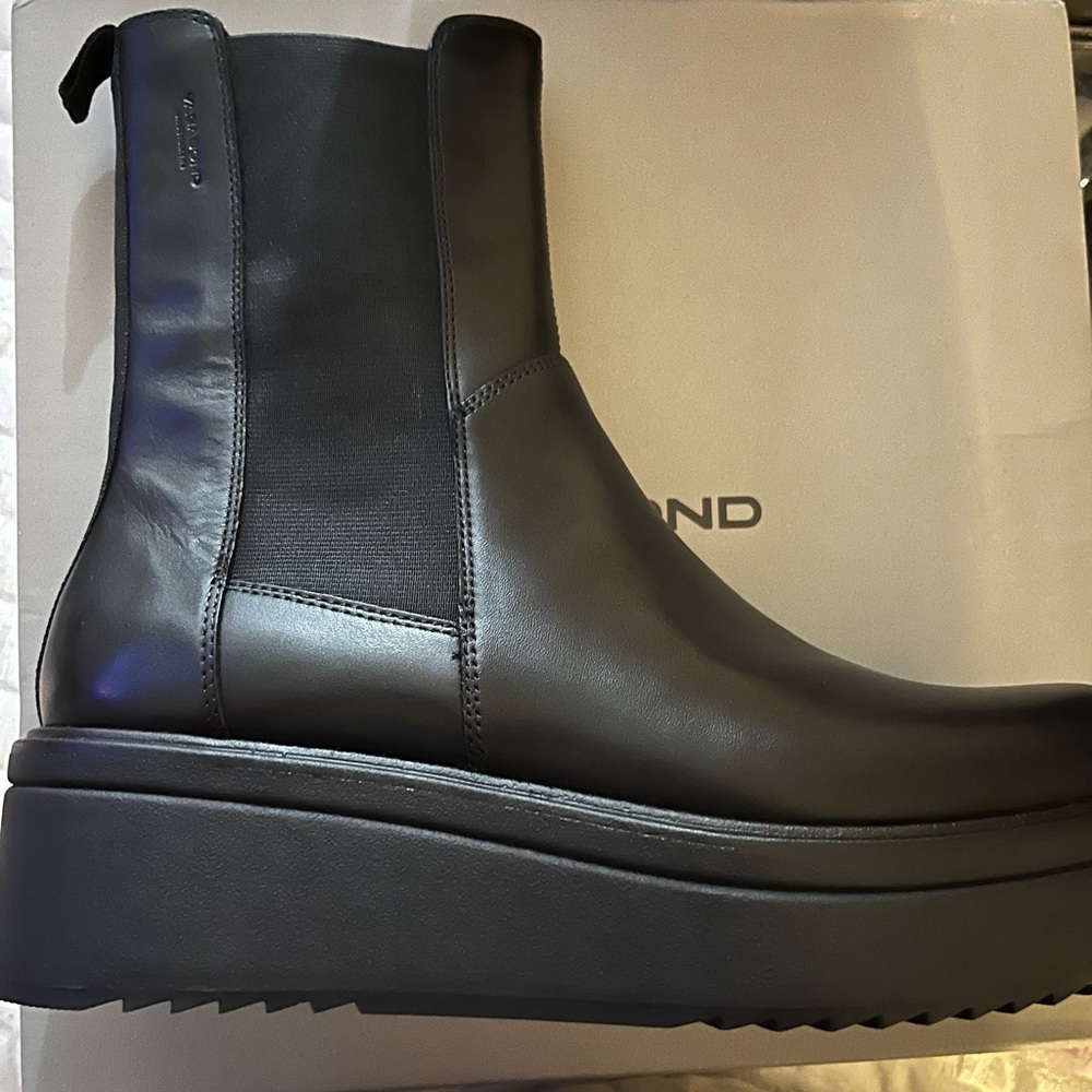 NEVER WORN VAGABOND BOOTZ